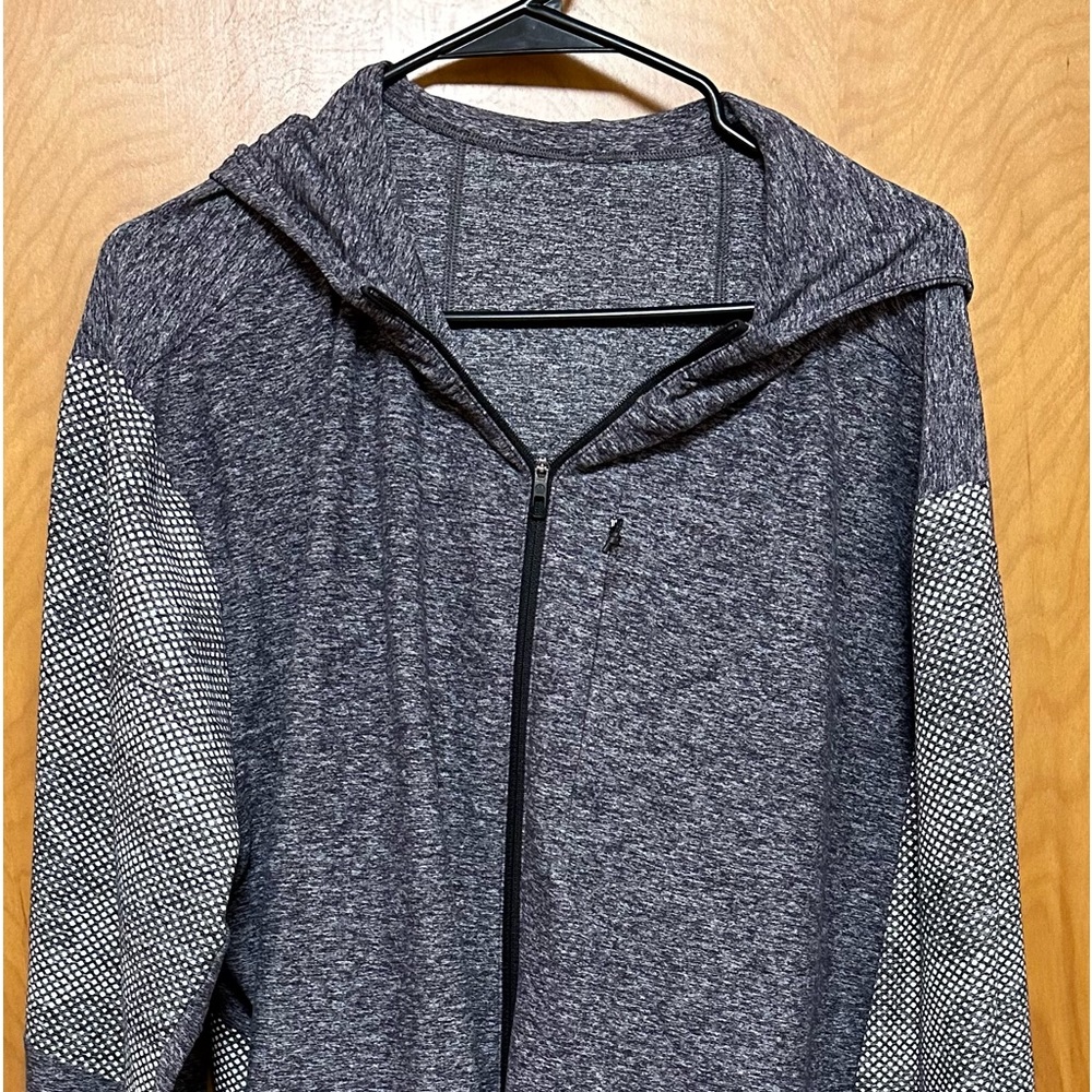 Lululemon Men’s Lightweight Jacket Grey Size XL Reflective With Thumb Inserts